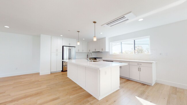 Building Photo - Beautiful Walnut Creek Townhome!