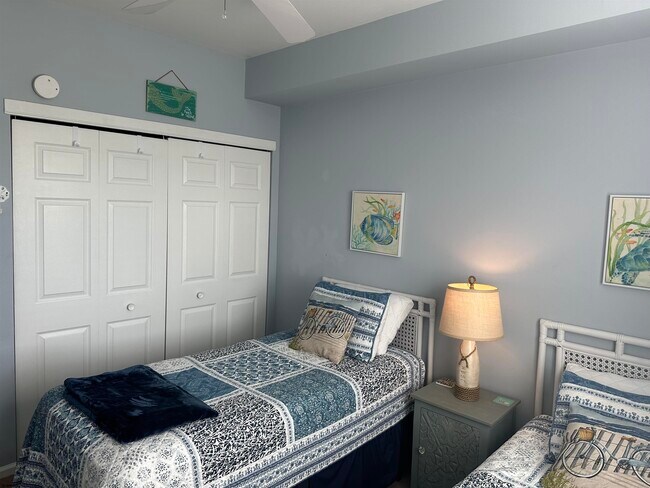 Building Photo - 25 S Surrey Ave