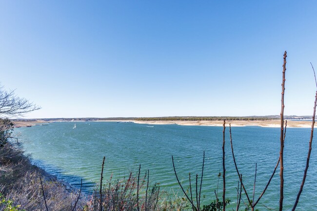 Building Photo - 3 Bed 3 Bath Condo on Lake Travis