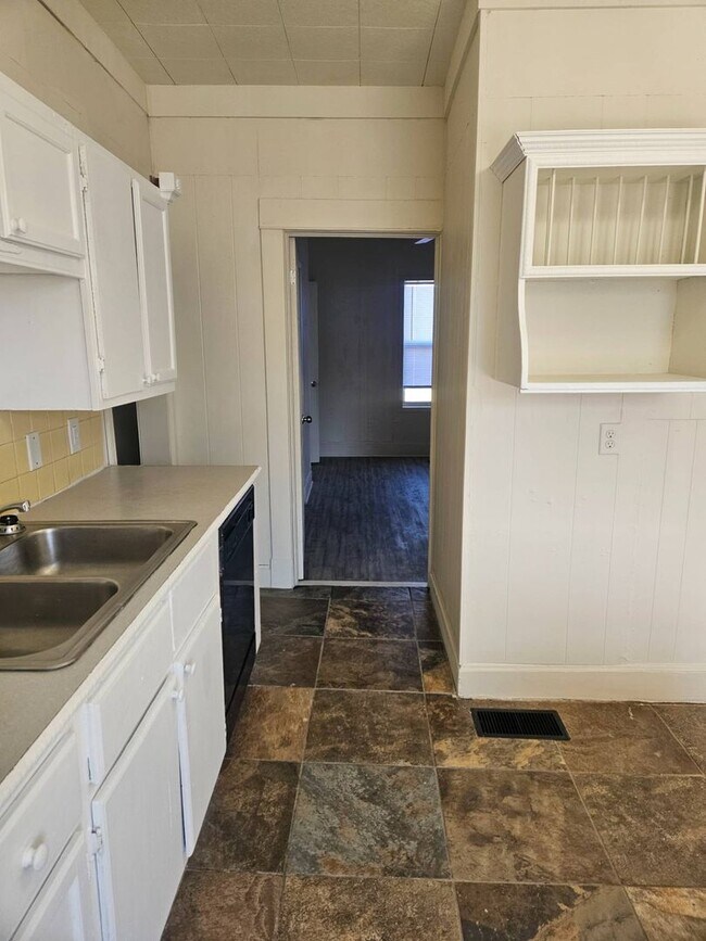 Building Photo - WOW! Look at this property ! You cant beat this price!