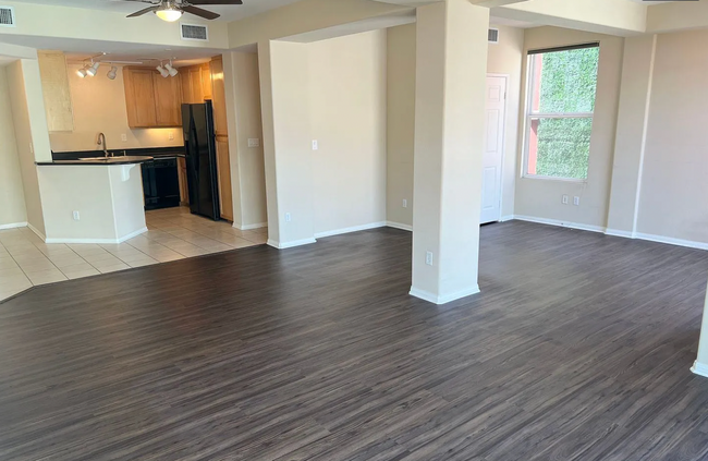 Building Photo - Fantastic Penthouse Unit Downtown Marina D...