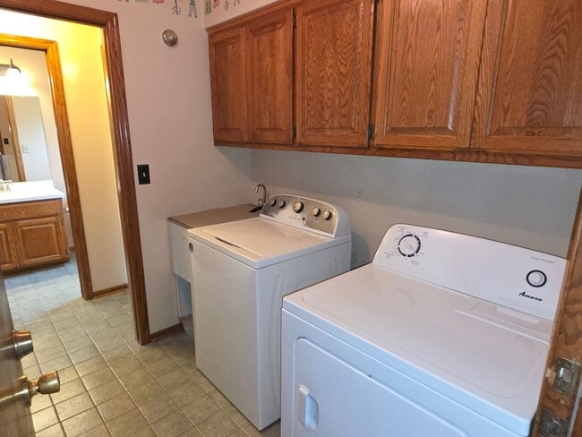 Building Photo - 4 bedroom home in Pleasant Prairie