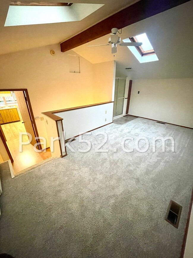 Building Photo - 2 Bedroom Plus Loft - University Place Duplex