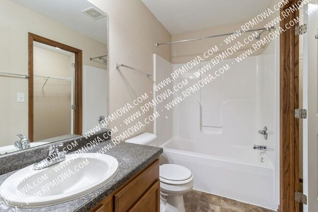 Building Photo - Commuter's Dream!!  3 Bedroom, 2.5 Bathroo...