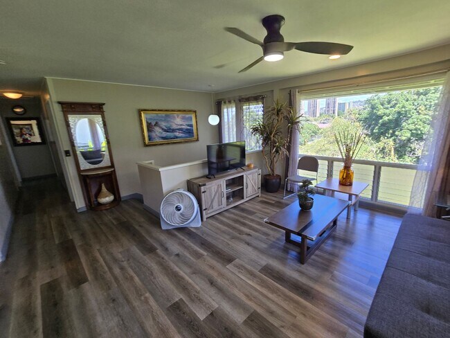 Building Photo - Central, 4 Parking Available, Furnished or...