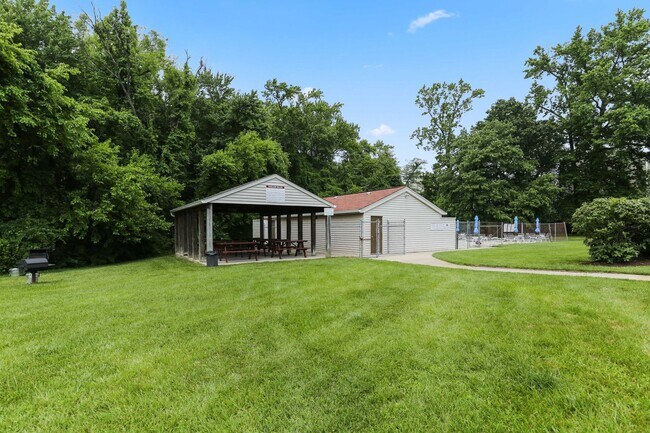 Building Photo - Charming Top Floor Condo with Pool View!!