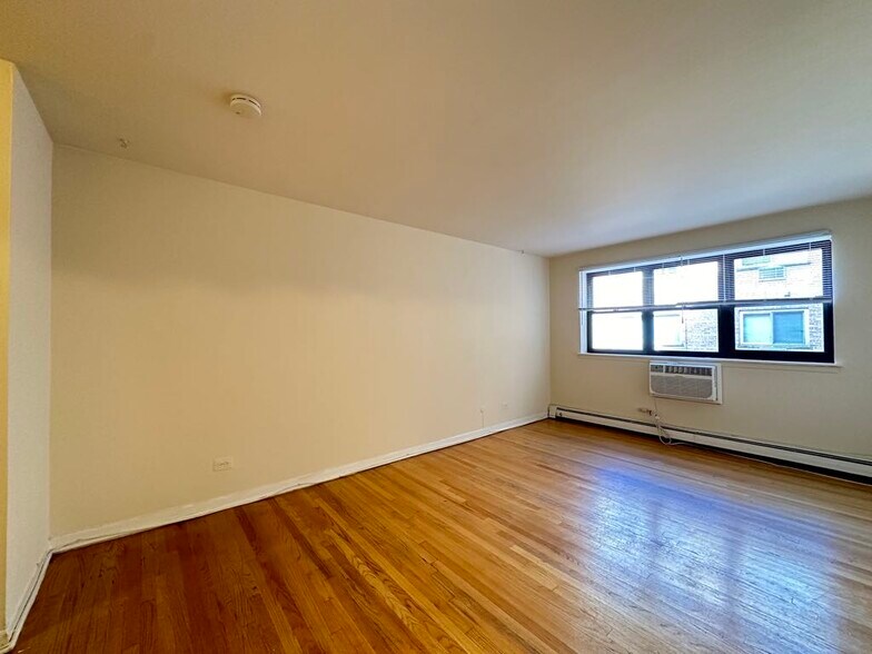 Building Photo - 533 W Aldine Av