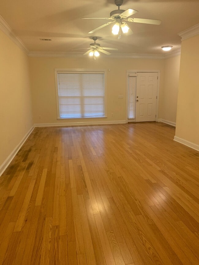 Building Photo - Beautiful Townhome for Rent