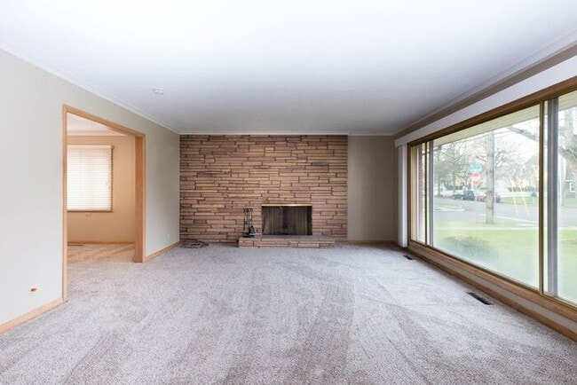 Building Photo - 3 Bedroom Single Level