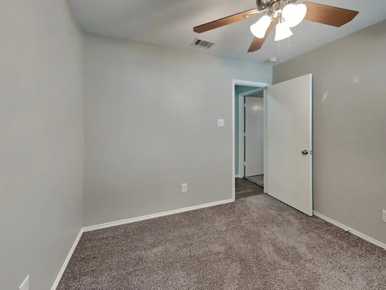 Building Photo - 1733 Vineridge Ln