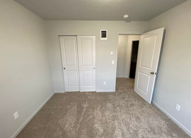 Building Photo - Available now! 3 bedroom ~ 2.5 Bathroom st...