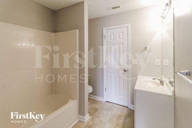 Building Photo - 670 Burtons Cove