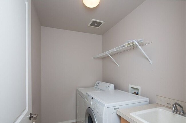 Building Photo - 3 bedroom Townhome in Renton Highlands