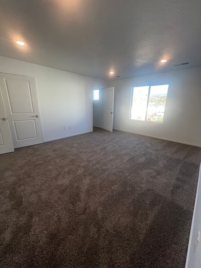 Building Photo - Beautiful spacious 3 bedroom, 2.5 bathroom house located in Cedar City!