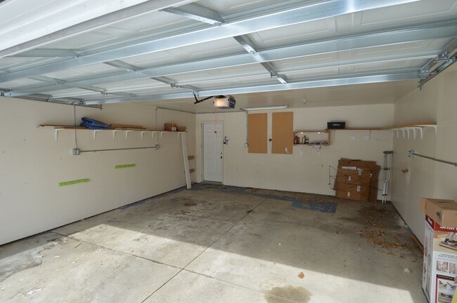 Building Photo - 2 Bed + Den, 2.5 Bathroom Townhouse for Rent