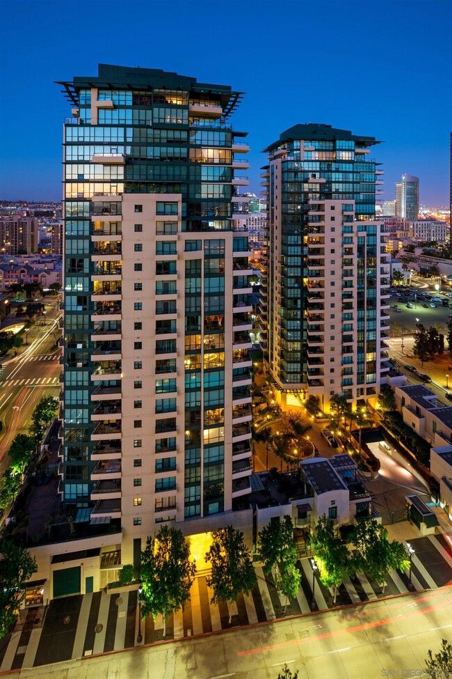 Building Photo - 555 Front St