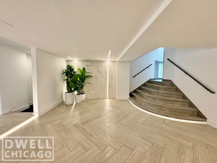 Building Photo - 940 W Carmen Ave