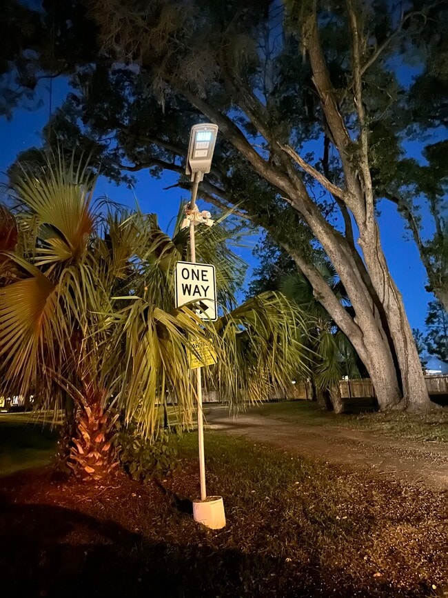 Building Photo - 742 Parklawn Ct