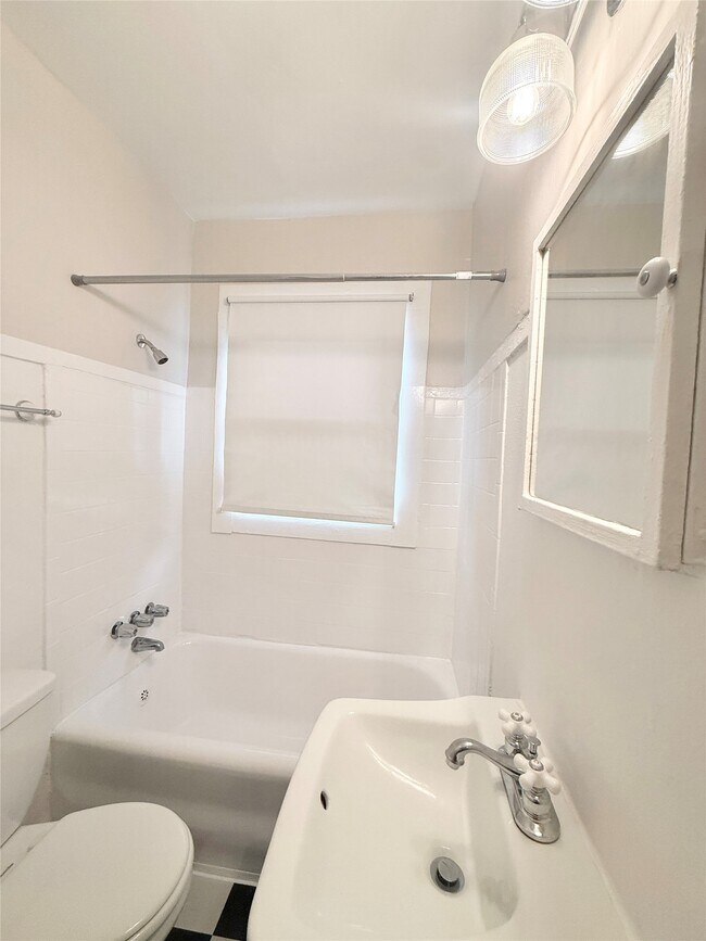 Building Photo - 1136 Berthea St