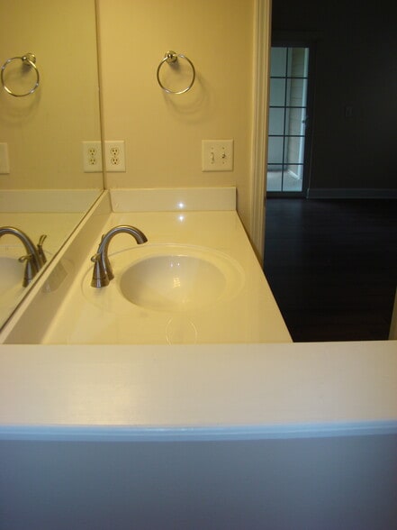 Master Bedroom - Bathroom - 8401 Callabee Way