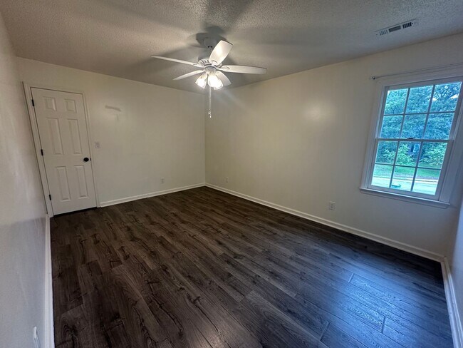 Building Photo - Don't miss this beautiful 3-bedroom, 2.5-bath home with a bonus room in the highly sought-after J...