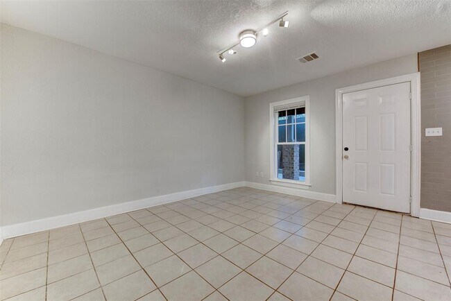 Building Photo - 2127 Maximilian St