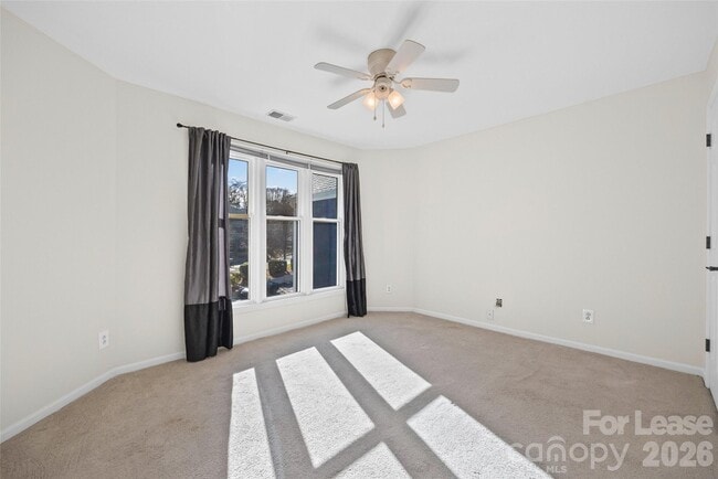 Building Photo - 372 Northwest Dr