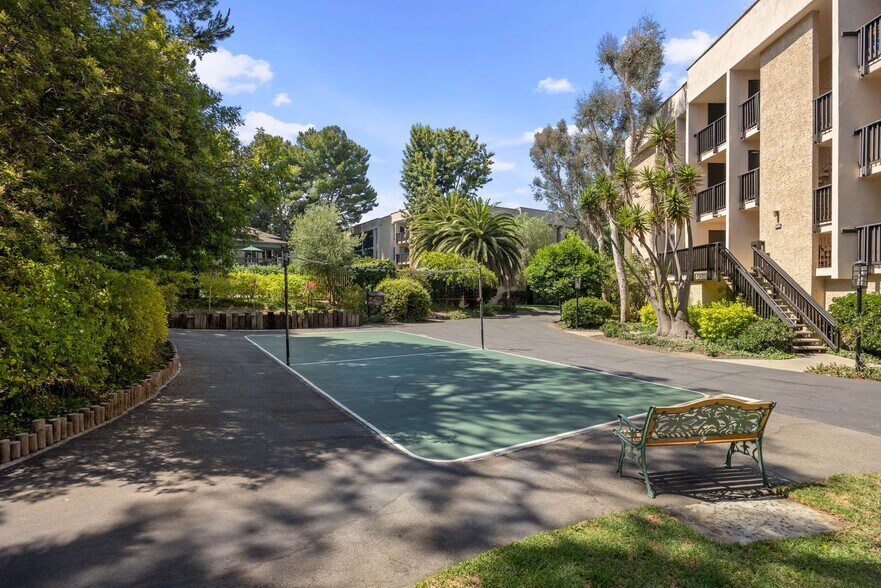 Building Photo - Resort-Style 2-Bed, 2-Bath Condo with Lake...