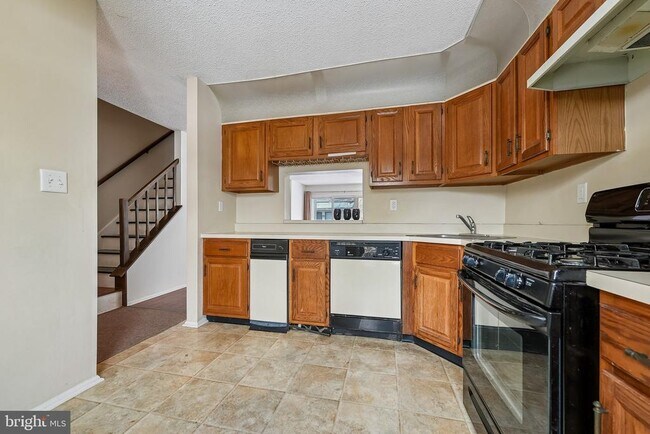 Building Photo - 8 Marsh Ct