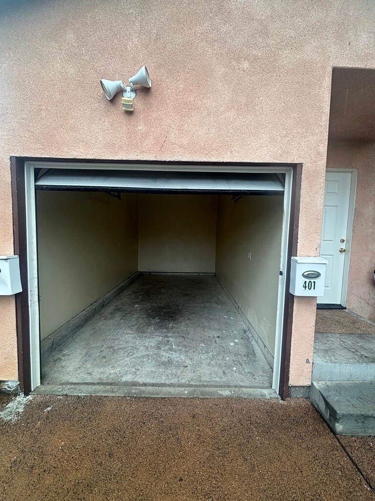 Building Photo - 401 W 105th St