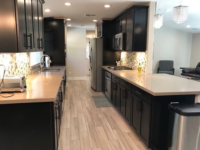 Building Photo - Gorgeous 3 bedroom home available now