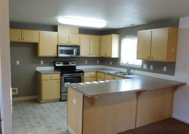 Building Photo - 3Bd/2.5Ba Two-story house- Available Soon!