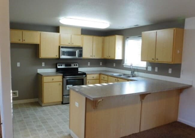 Building Photo - 3Bd/2.5Ba Two-story house- Available to View!