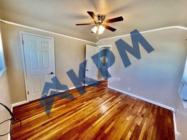 Building Photo - 401 W Mariposa Ave