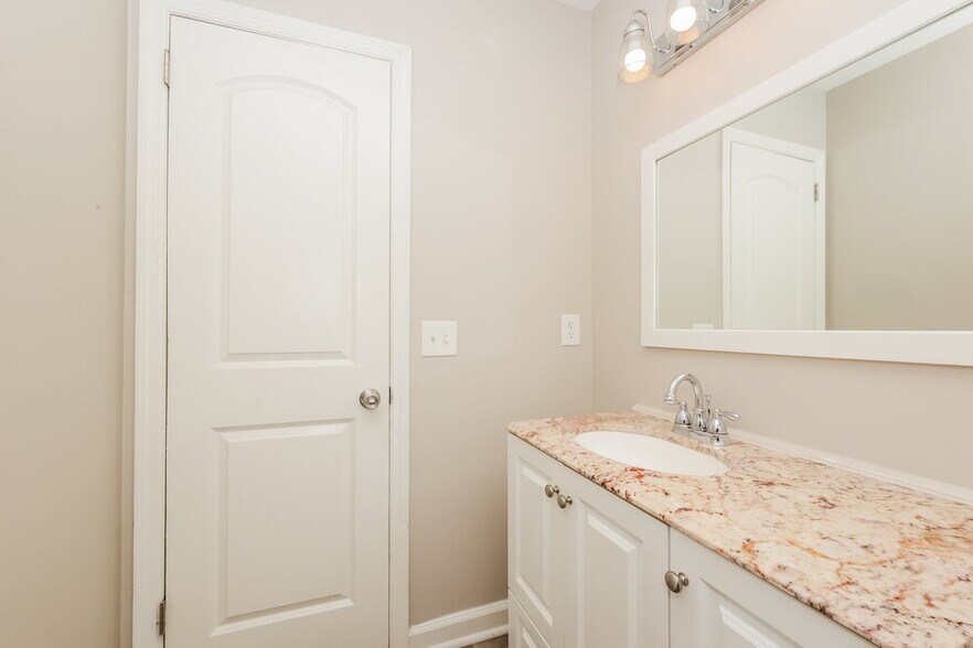 Building Photo - 252 Cedarmont Cir