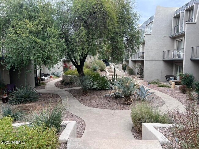 Building Photo - 1010 E Osborn Rd