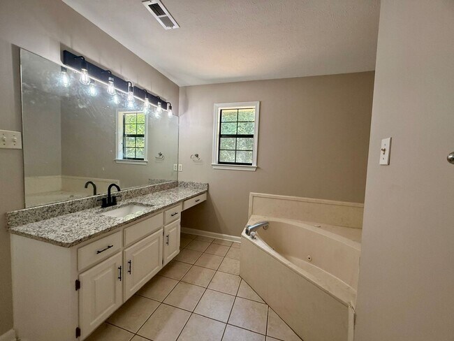 Building Photo - 149 Rolling Oaks Dr