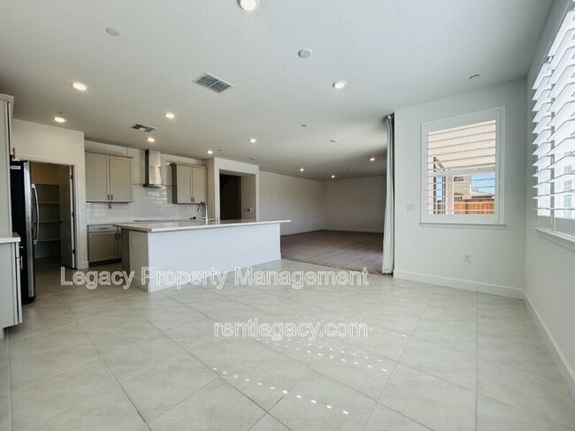 Building Photo - 4096 Azul Way
