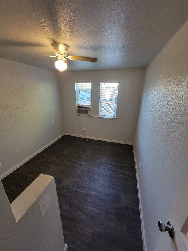 Building Photo - Lovely 3 bedroom 1.5 bath duplex for rent ...