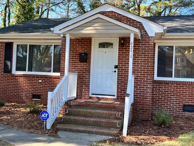 Building Photo - Beautiful one story home in Norfolk