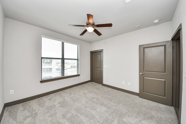 Building Photo - 5454 Washington St