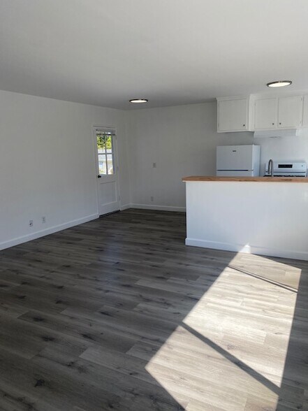 Building Photo - 1240 Manhattan Beach Blvd