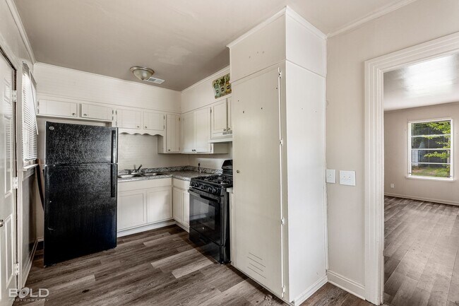 Building Photo - 3920 Huston St