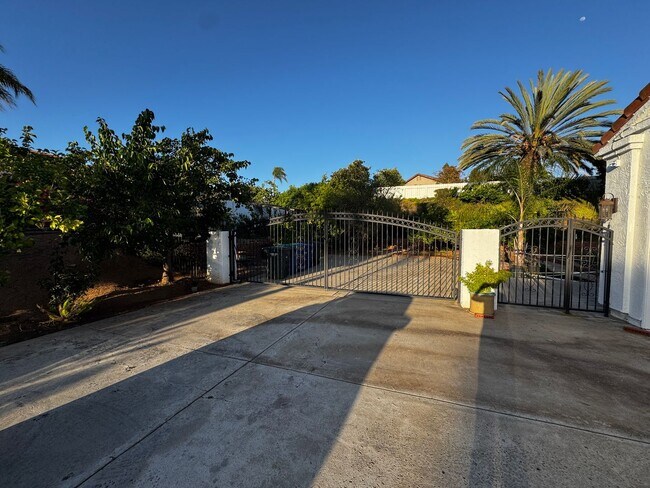Building Photo - Custom Estate
