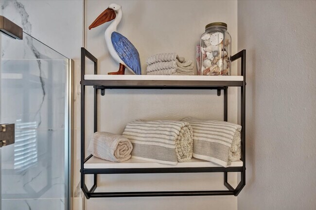 Building Photo - 483 E Shore Dr