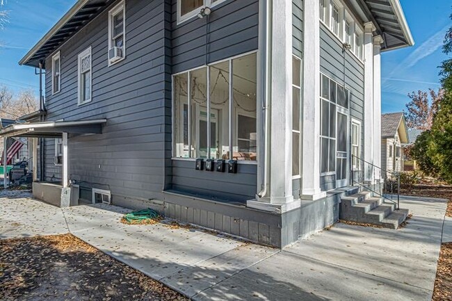 Building Photo - Renovated Upstairs 2-Bedroom, 2-Bath Apartment in Prime Downtown Location with 2 Office Spaces!