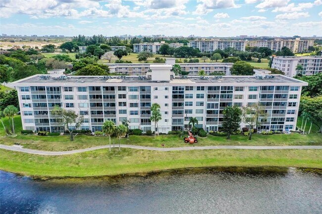 Building Photo - 2801 N Palm Aire Dr