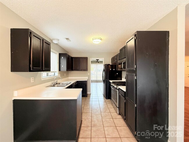 Building Photo - 6924 Long Needles Dr