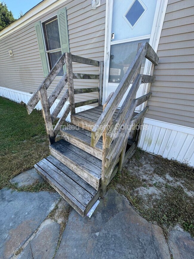 Building Photo - 9499 Wendi Dr NE