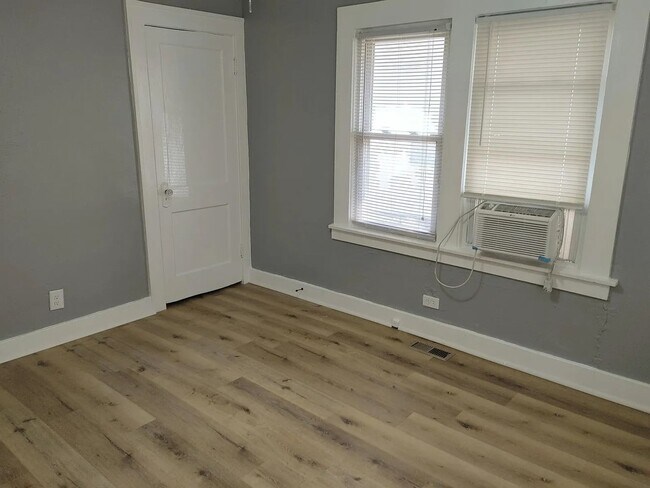 Building Photo - 2 Bedroom in Kansas City, MO near the Plaza!!